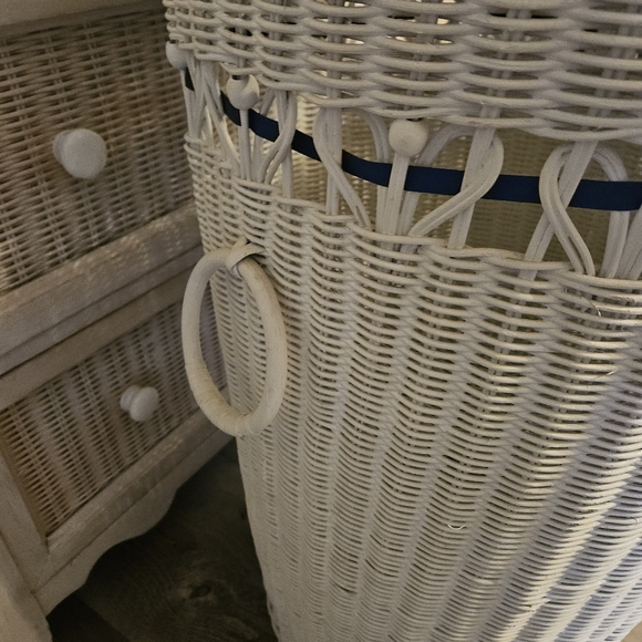 Vintage 80s WICKER LIDDED HAMPER Basket Domed Lid w Knob - Picture 5 of 11